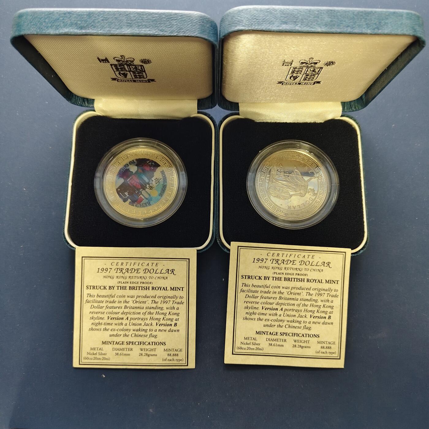 【全场包邮】纯粹捡漏拍495场-持续更新中 【纪念章】香港1997年回归纪念彩色仿站洋贸易1元精制纪念章2枚一组-盒证全