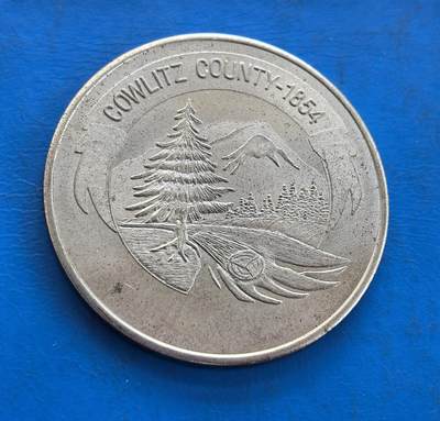 外国优质银币南亚香港苏联等专场，周六九点倒数截拍，满百包邮，持续收拍 - 发行量仅2000枚，美国华盛顿州考利茨县发行的建州百年纪念币（直径40mm，重21.8克）搭配州花、雷尼尔山与飞鸟浮雕；呈现当地标志性的松树、山脉景观。细腻包浆承载地域文化，兼具纪念与收藏价值，是美国地方纪念币的特色品类。