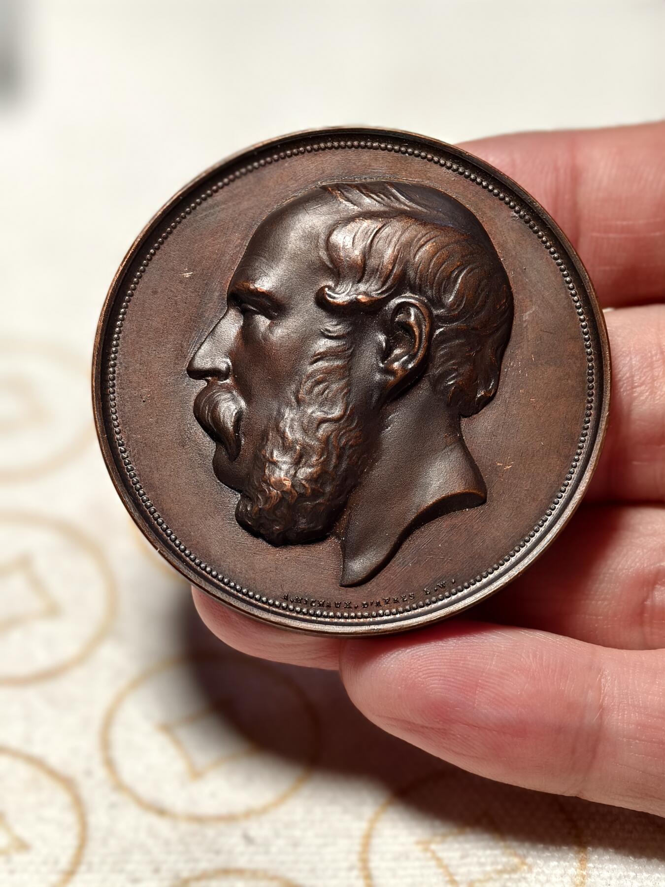 抚柳草堂-第八期章牌钱币 奖章勋章限时免佣 满百包邮 放漏专场 1935比利时生物化学学会第六届全国生物化学大会大铜章 超高浮雕人物非常传神 直径50.6mm  重量64g