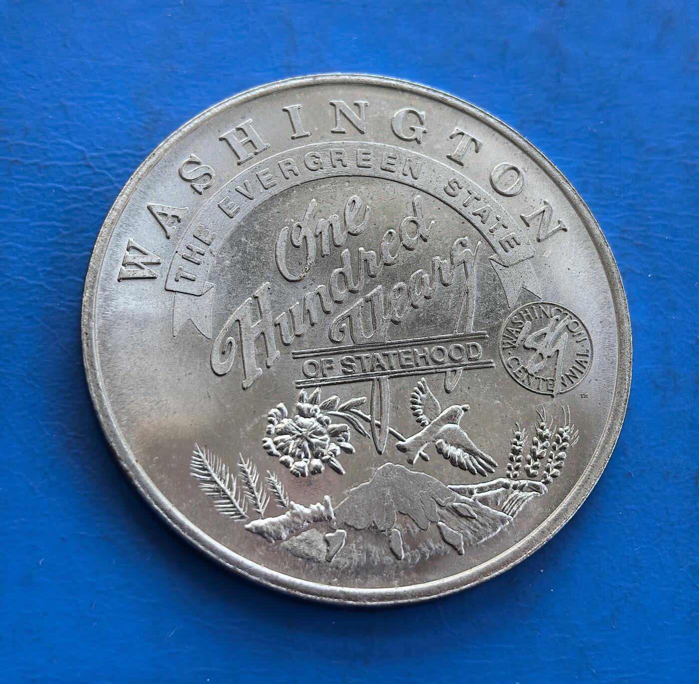 外国优质银币南亚香港苏联等专场，周六九点倒数截拍，满百包邮，持续收拍 发行量仅2000枚，美国华盛顿州太平洋县的纪念币（直径40mm，重21.8克），搭配州花、雷尼尔山与飞鸟浮雕；呈现当地标志性的皮划艇与海岸山脉景观，细腻包浆承载地域文化，兼具纪念与收藏价值，是美国地方纪念币的特色品类。