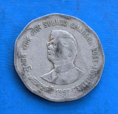 外国优质银币南亚香港苏联等专场，周六九点倒数截拍，满百包邮，持续收拍 - 印度1997年纪念苏巴斯・钱德拉诞辰百年的 2 卢比纪念币，正面是国徽阿育王雄狮石柱，庄严清晰；背面是鲍斯侧面像与 “诞辰百年” 字样，兼具历史意义与纪念价值，温润包浆沉淀着时代底蕴，是富有收藏意义的币种。