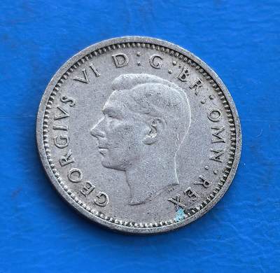 外国优质银币南亚香港苏联等专场，周六九点倒数截拍，满百包邮，持续收拍 - 英国1937 年乔治六世 3 便士银币，正面是国王侧面像，轮廓简洁利落尽显英联邦王室风范；背面玫瑰纹盾形图案设计精致，温润包浆沉淀着二战前夕的历史底蕴，是兼具英伦特色与时代记忆的收藏小币。