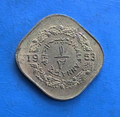 外国优质银币南亚香港苏联等专场，周六九点倒数截拍，满百包邮，持续收拍 - 巴基斯坦1953年半安娜流通币，采用独特的方形圆角造型，正面是星月国徽、巴基斯坦政府标识与乌尔都语花押，庄严典雅；背面是 “1/2” 面值与橄榄枝花环，古朴包浆沉淀着建国初期的历史印记，是极具特色与收藏价值的早期币种。