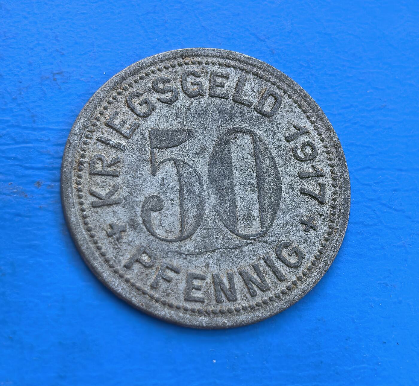 外国优质银币南亚香港苏联等专场，周六九点倒数截拍，满百包邮，持续收拍 德国1917 年梅特曼地区的 50 芬尼战争应急币，正面刻 “战争货币” 与面值年份，背面为梅特曼行政区标识及城徽图案，铅质币身的斑驳包浆，是一战德国战时经济的实物见证，极具历史研究价值。