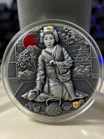 第188期拍卖 - 纽埃2019年日本文化系列(1)-艺伎茶艺 2盎司超高浮雕仿古镀金彩色银币. 999银，发行500枚