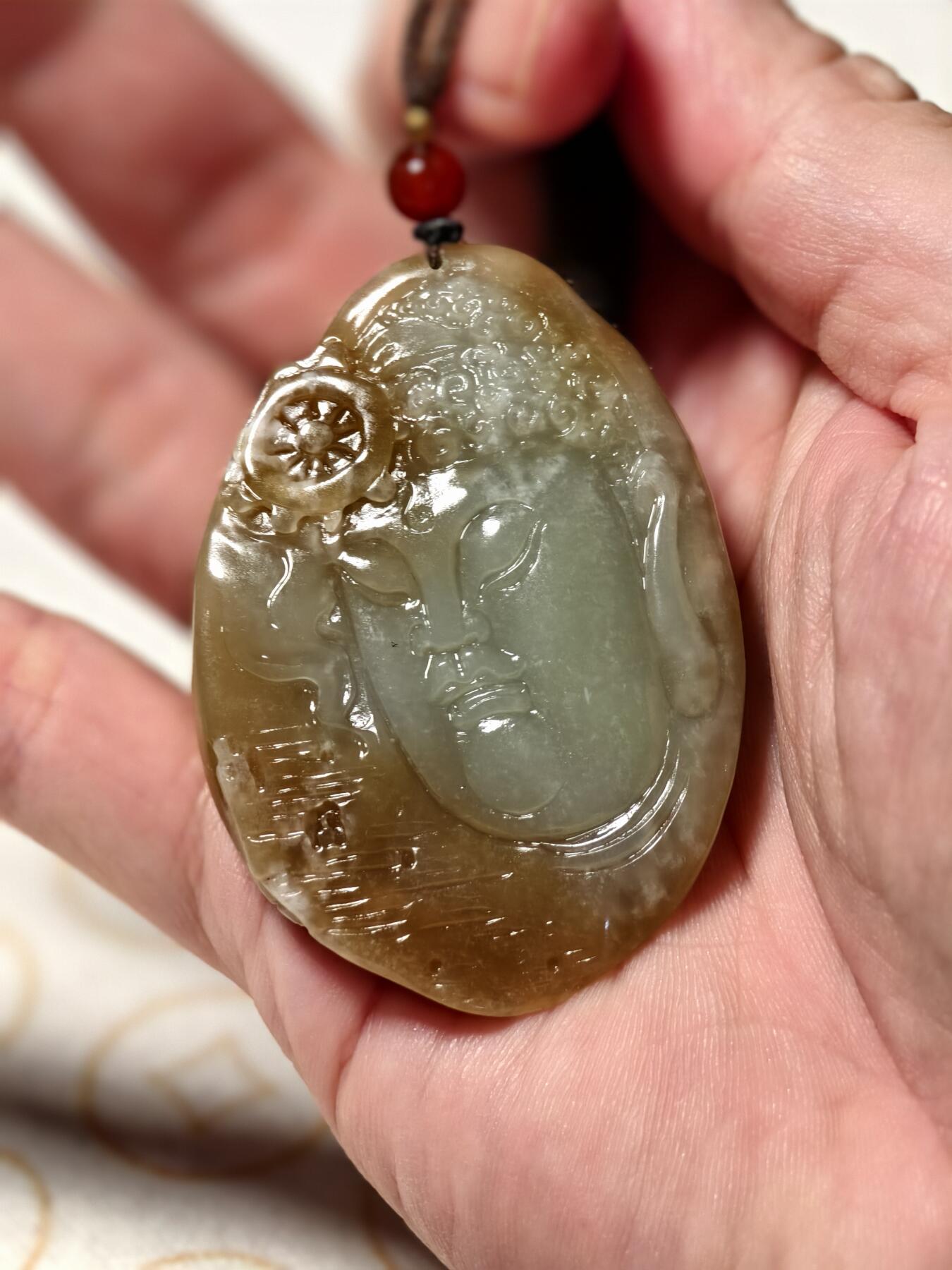 抚柳草堂-第八期章牌钱币 奖章勋章限时免佣 满百包邮 放漏专场 和田玉新疆且末料纯手工雕刻一念之间 玉质油润 质地均匀 长59mm款41mm重44.9g 