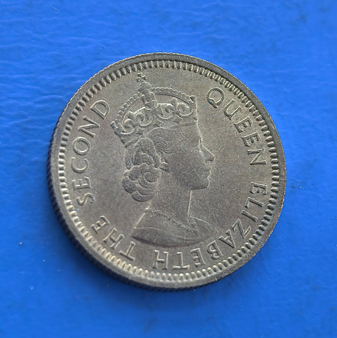 外国优质银币南亚香港苏联等专场，周六九点倒数截拍，满百包邮，持续收拍 原光香港1971 年五仙铜币，正面为英女王伊丽莎白二世侧面像，环刻 “ELIZABETH THE SECOND QUEEN” 字样；背面是 “香港 五仙” 字样与英文 “FIVE CENTS”，原光包浆保留出厂光泽，见证英属香港末期货币历史，是近代殖民钱币收藏的优质品类。