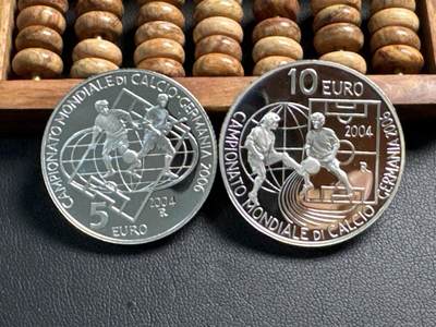 ❤️【币观天下】❤️ 第339期钱币拍卖- 2026.1.16周五晚上6点半场-长期征集拍品 - 圣马力诺共和国2004年世界杯5元10元纪念银币一对共40.2克