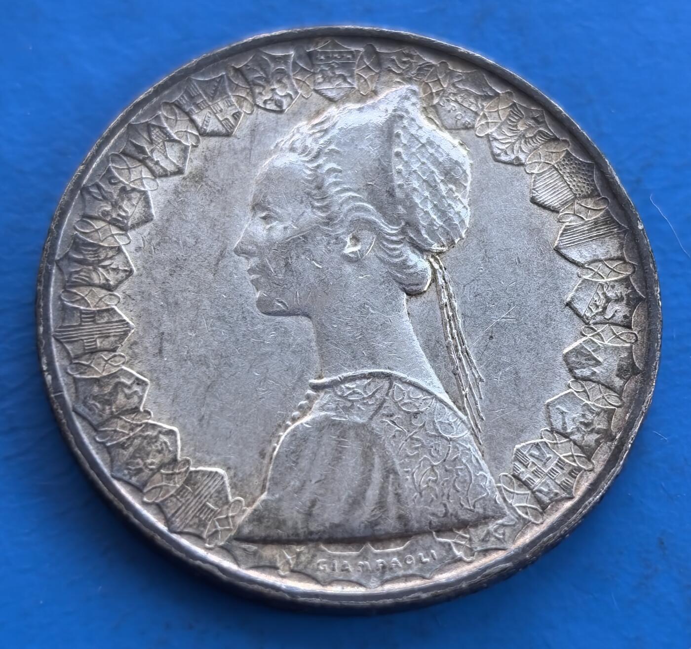 外国优质银币南亚香港苏联等专场，周六九点倒数截拍，满百包邮，持续收拍 意大利 500 里拉银币，正面是象征意大利的女性侧面像，边缘饰以几何纹，细节典雅；背面刻画三艘文艺复兴时期帆船，层次分明，承载航海文明记忆，温润包浆尽显历史质感。