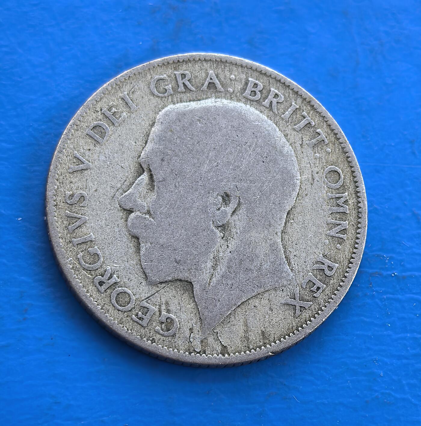 外国优质银币南亚香港苏联等专场，周六九点倒数截拍，满百包邮，持续收拍 英国乔治五世1921年的1 先令银币，正面是国王侧面像，轮廓沉稳刚毅，尽显英联邦王室风范；背面是加冕雄狮图案，设计威严厚重，温润包浆沉淀着 20 世纪初的历史底蕴，是兼具英伦特色与时代记忆的收藏币种。