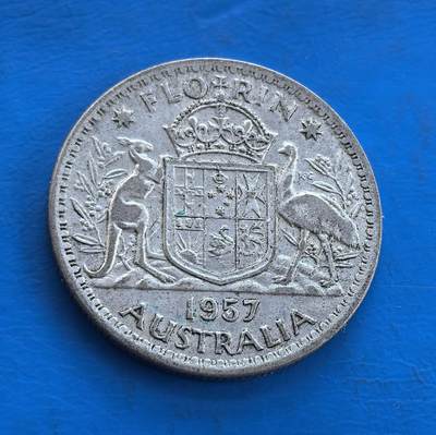 外国优质银币南亚香港苏联等专场，周六九点倒数截拍，满百包邮，持续收拍 - 澳大利亚1957 年伊丽莎白二世佛罗林银币，正面是女王年轻侧面像，轮廓精致优雅，尽显英联邦王室风范；背面是袋鼠与鸸鹋守护的盾形国徽，细节饱满，温润包浆沉淀着战后澳洲的历史底蕴，兼具地域特色与收藏价值。