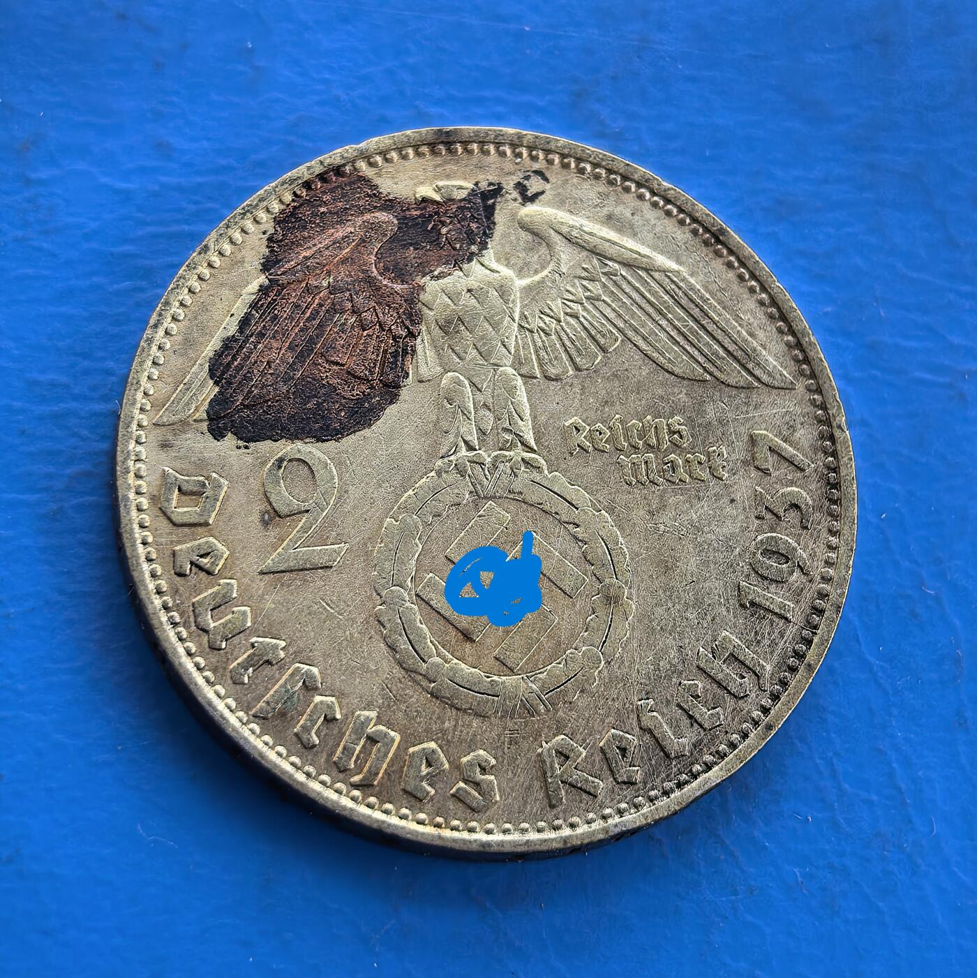 外国优质银币南亚香港苏联等专场，周六九点倒数截拍，满百包邮，持续收拍 德国1937 年兴登堡 2 马克银币，正面虽磨损但仍可辨兴登堡轮廓，历史感厚重；背面帝国鹰纹细节清晰，带有特殊的彩绘痕迹，包浆温润且具独特印记，是兼具历史价值与特殊收藏意义的币种。