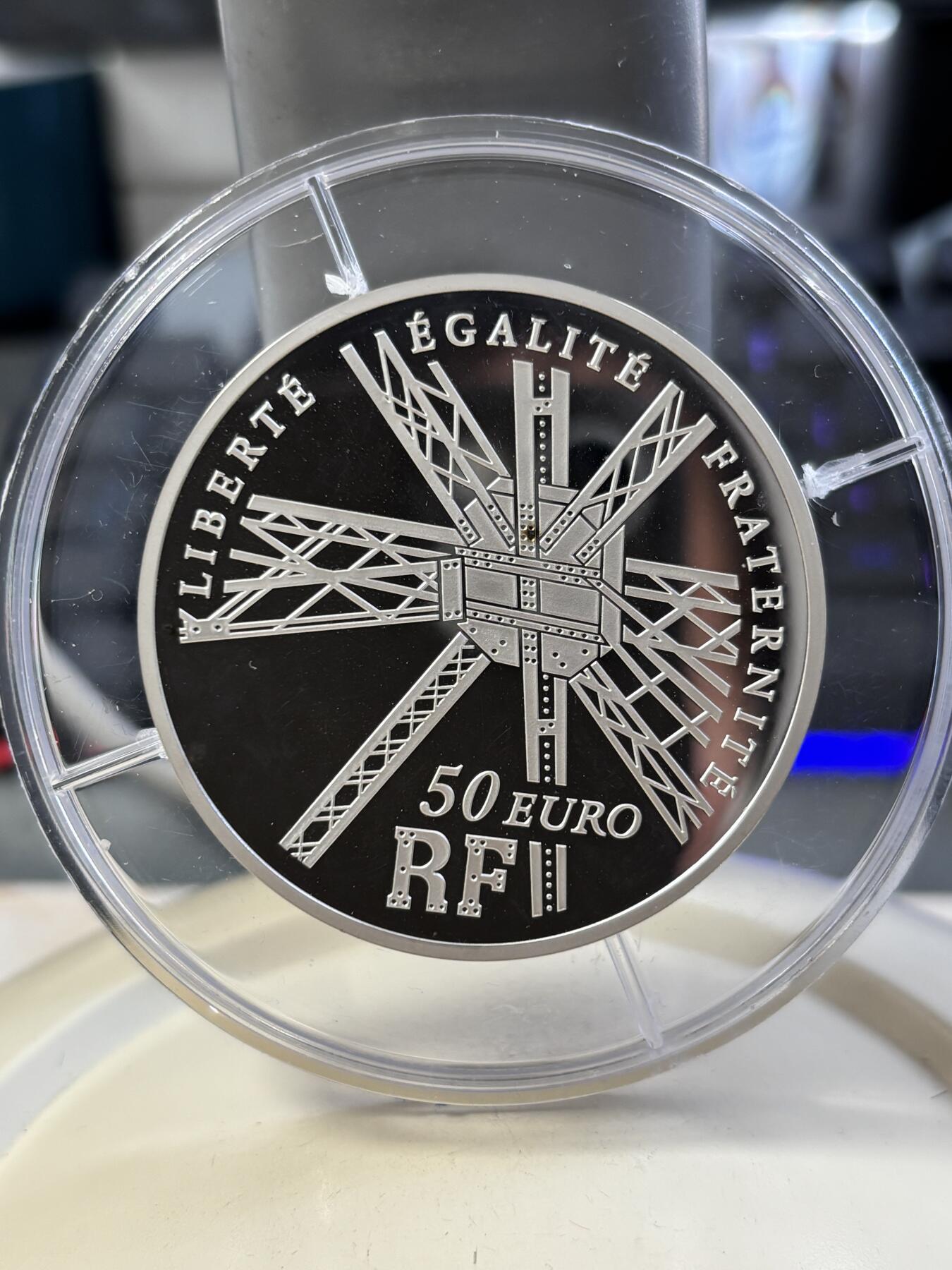 第188期拍卖 法国2009年巴黎埃菲尔铁塔120周年5盎司加厚银币，950银，163.8克，发行1000枚，塑料盒有破