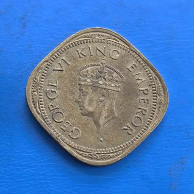 外国优质银币南亚香港苏联等专场，周六九点倒数截拍，满百包邮，持续收拍 - 英属印度 1945年发行的 2 安娜方形铜币，正面是国王乔治六世的侧面像，环绕 “GEORGE VI KING EMPEROR” 字样，展现殖民统治印记；背面是星月纹饰与 “2 ANNAS” 面值，辅以多种本土文字，古朴铜锈沉淀着二战时期的历史气息，是极具收藏价值的殖民时期币种。