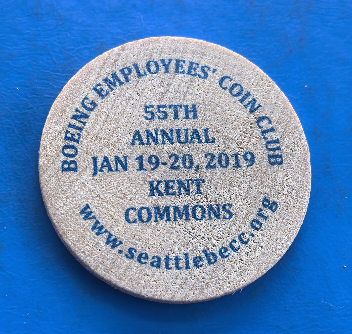 外国优质银币南亚香港苏联等专场，周六九点倒数截拍，满百包邮，持续收拍 波音员工钱币俱乐部 55 周年木质纪念章，正面为二战 P-51 “野马” 战斗机线稿，标注其战绩数据；背面印俱乐部活动信息。木质材质独特，兼具航空文化与钱币收藏双重主题，是小众特色纪念章中的优质品类。