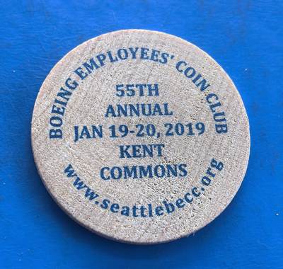 外国优质银币南亚香港苏联等专场，周六九点倒数截拍，满百包邮，持续收拍 - 波音员工钱币俱乐部 55 周年木质纪念章，正面为二战 P-51 “野马” 战斗机线稿，标注其战绩数据；背面印俱乐部活动信息。木质材质独特，兼具航空文化与钱币收藏双重主题，是小众特色纪念章中的优质品类。