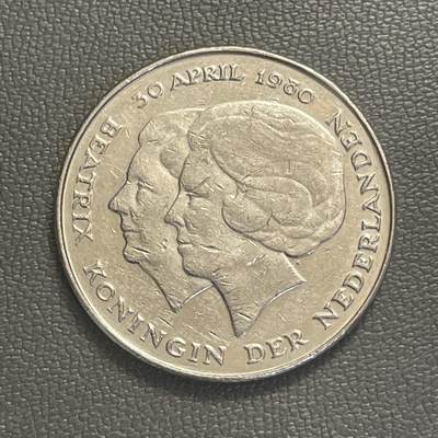 回流0119 - 荷兰1980年1盾 贝娅特丽克丝女王登基纪念币 左侧为退位的朱丽安娜女王右侧为新任女王贝娅特丽克丝