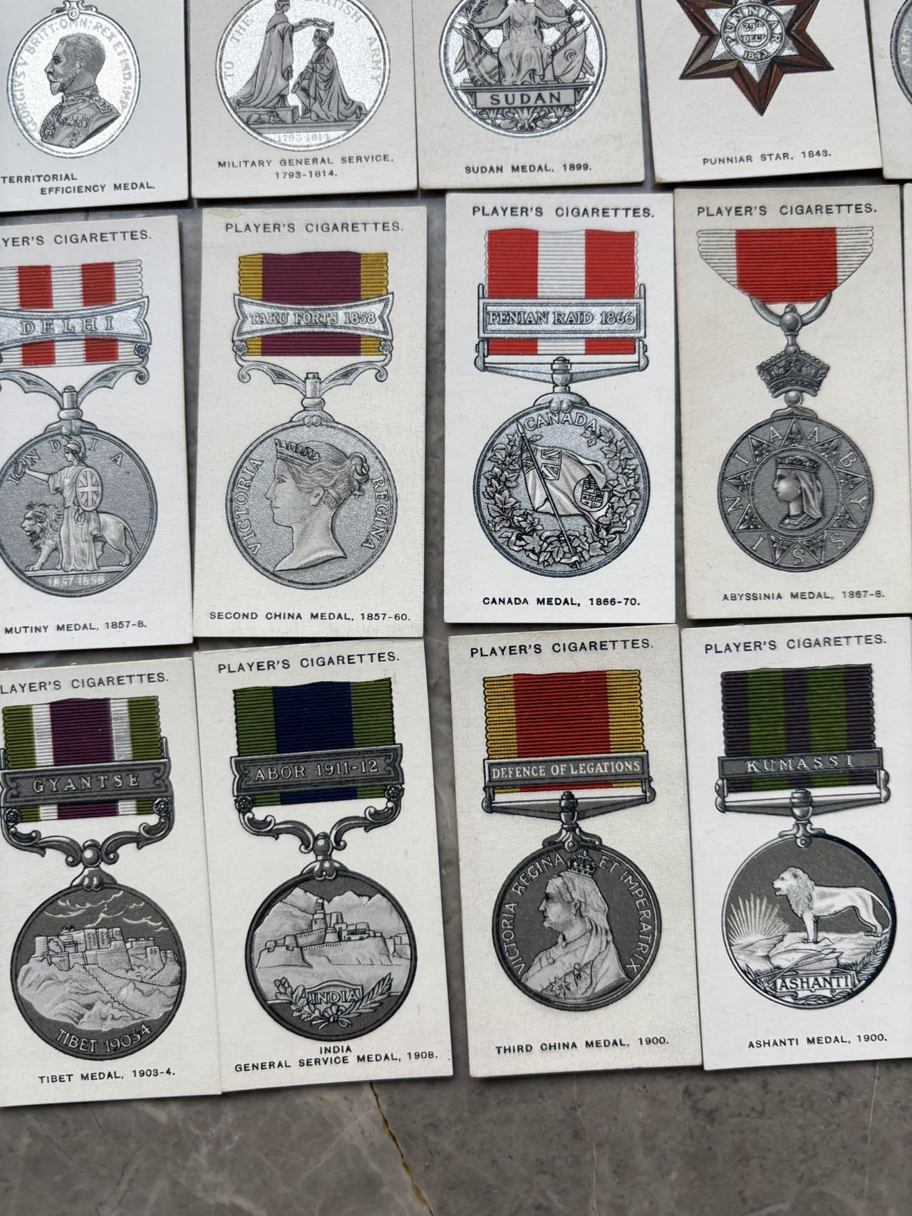 盛世勋华——号角文化勋章邮票专场拍卖第299期 英国1927年“战争勋章与奖章”系列烟卡（共50种 ），收录1815年至1927年英国及英帝国各时期军事勋章、战役奖章，包括一鸦，二鸦，庚子，西藏等，正面为勋章图案与勋带，背面附详细历史背景与授予规则。并附有详细文字介绍。