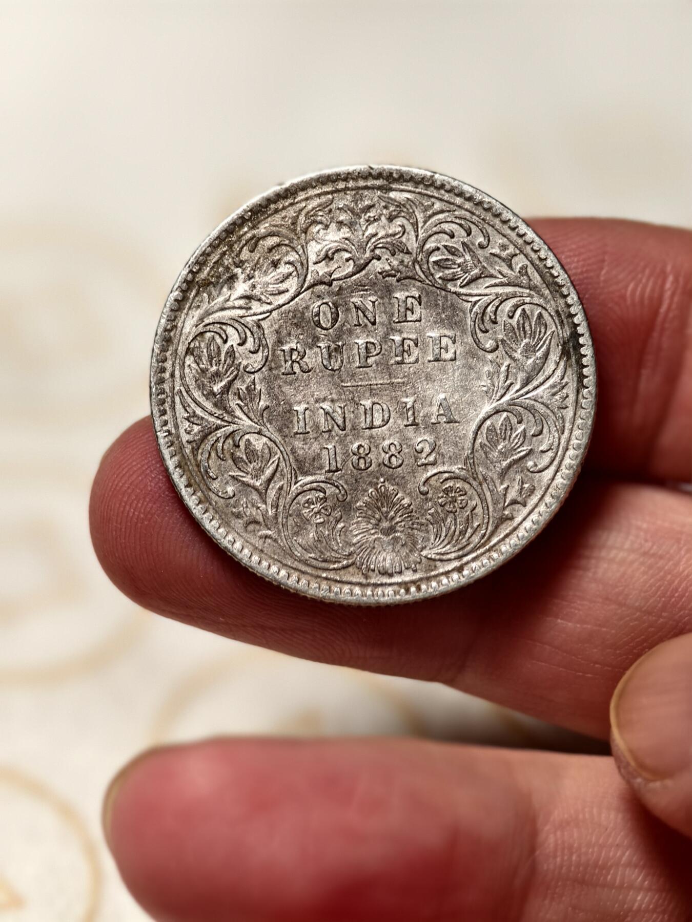抚柳草堂-第八期章牌钱币 奖章勋章限时免佣 满百包邮 放漏专场 1882英属印度1卢比银币 维多利亚女王版 重11.6g  早期小维整体状态很不错