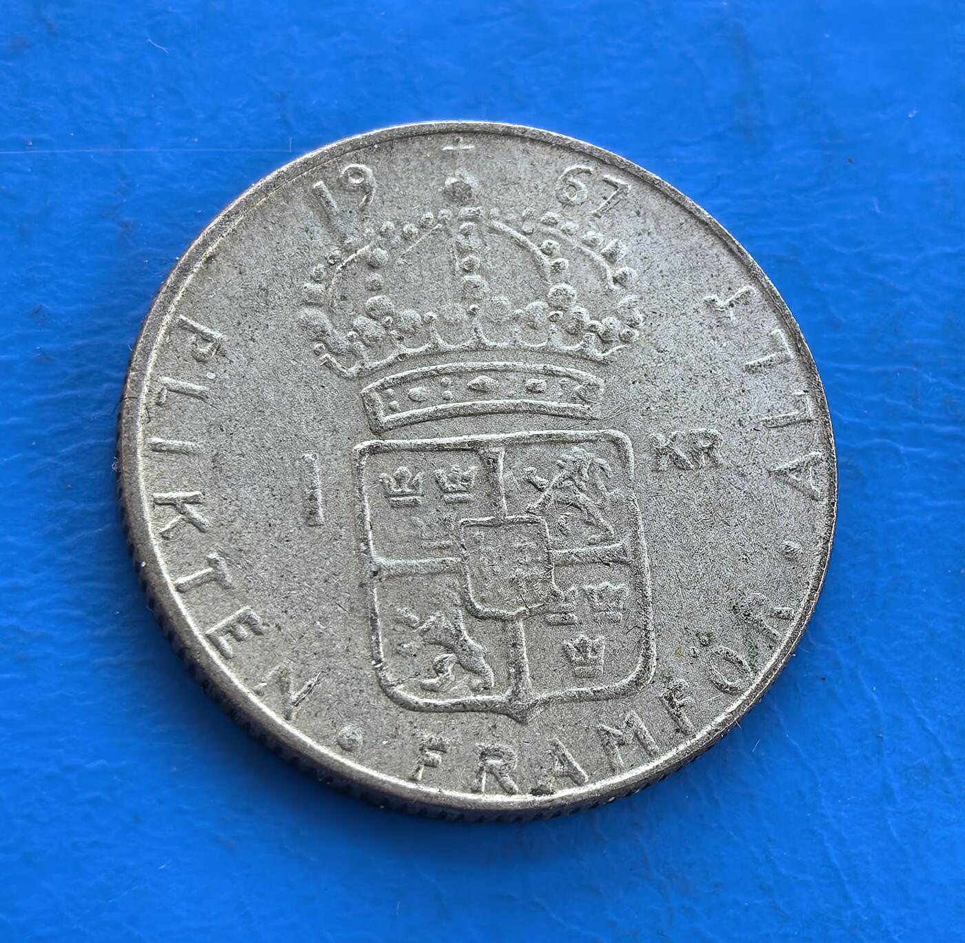 外国优质银币南亚香港苏联等专场，周六九点倒数截拍，满百包邮，持续收拍 瑞典1967年古斯塔夫六世・阿道夫1 克朗银币，正面是国王侧面像，轮廓清晰，尽显北欧王室风范；背面是带皇冠的盾形国徽，细节规整，温润包浆沉淀着 20 世纪中期的历史底蕴，是兼具欧洲王室风格与时代记忆的收藏币种。