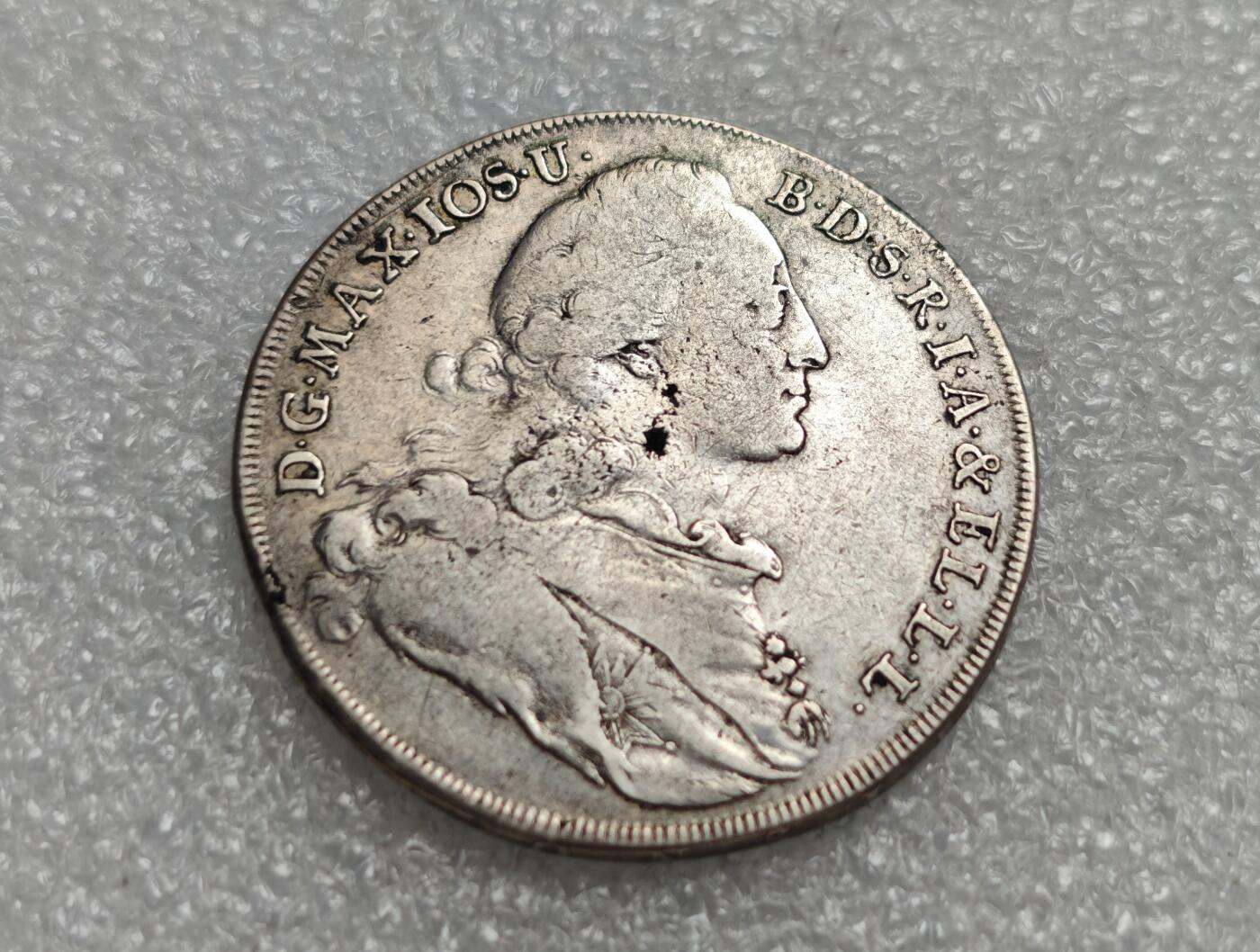 瓶子🏺第225期拍卖会  1775年巴伐利亚圣母抱婴1泰勒克朗型银币  正面中心有铸缺  工艺特征