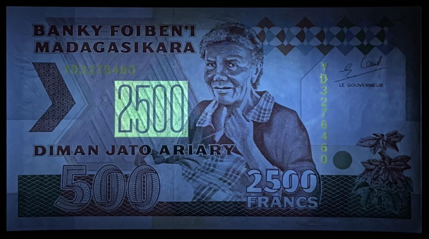 小福收藏拍卖第199期 裸钞场 本期有多张豹子号靓号 瑞士1000法郎 经典提香 毛里求斯首发年大全套 白俄罗斯5000000卢布 苏里南10000盾  爱沙尼亚  苏丹 西班牙 保加利亚 古巴等多国精美纸币 马达加斯加 1993年 2500法郎 罕见b版 unc