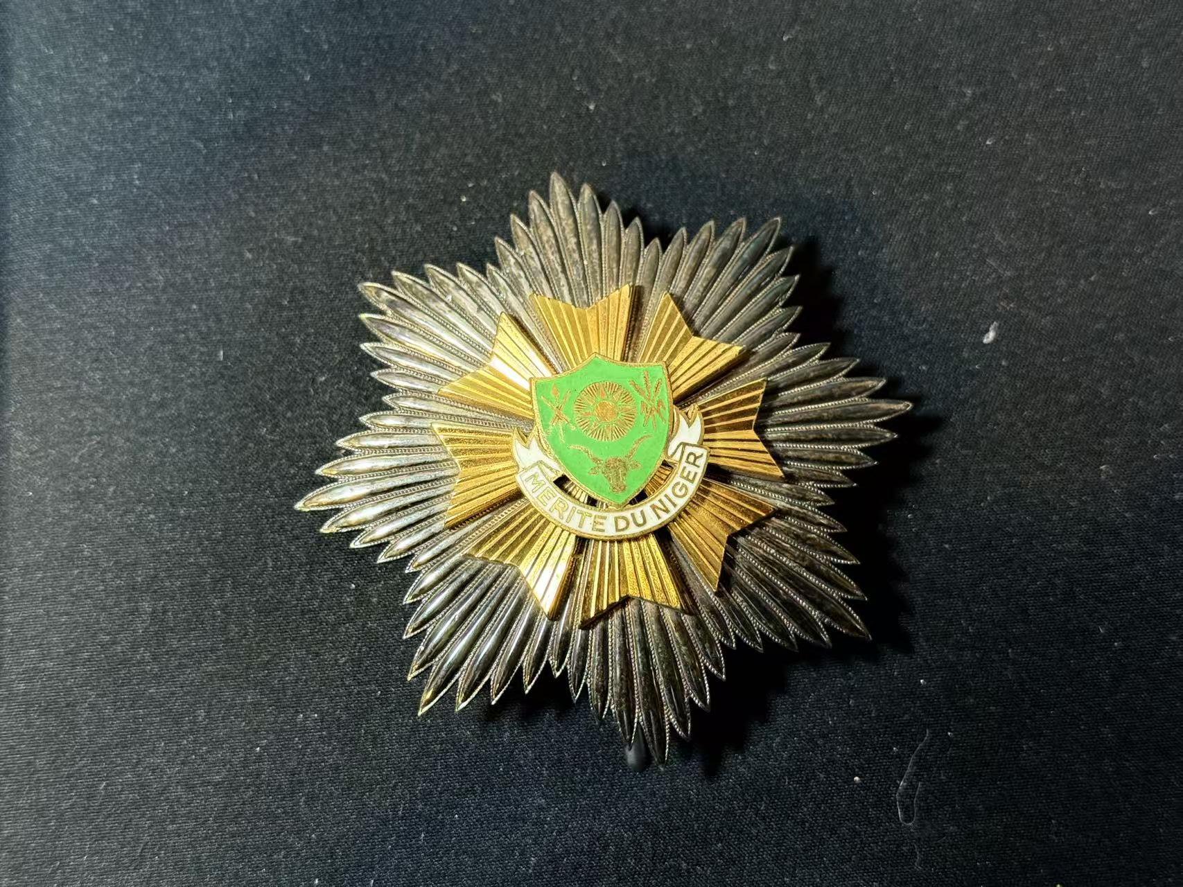 罗岚⭐爱藏⭐甄选专拍第四场-分享拍场赚佣（实体经营） 尼日尔大军官国家功绩勋章（ordre du Merite du Niger） 表彰对国家发展、公务履职或国际合作有杰出贡献的人士  银质珐琅材质 章体接近70克重（国际银价长期保持21元/克以上）