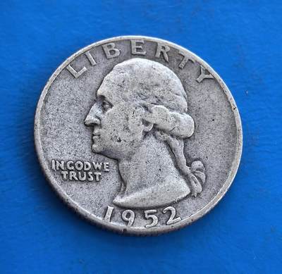 外国优质银币南亚香港苏联等专场，周六九点倒数截拍，满百包邮，持续收拍 - 美国1952年华盛顿 25 美分银币，正面是乔治・华盛顿侧面像，轮廓虽经流通磨损仍显沉稳威严；背面为展翅雄鹰与橄榄枝图案，承载战后美国流通币历史，银质包浆温润，兼具历史纪念与收藏价值。