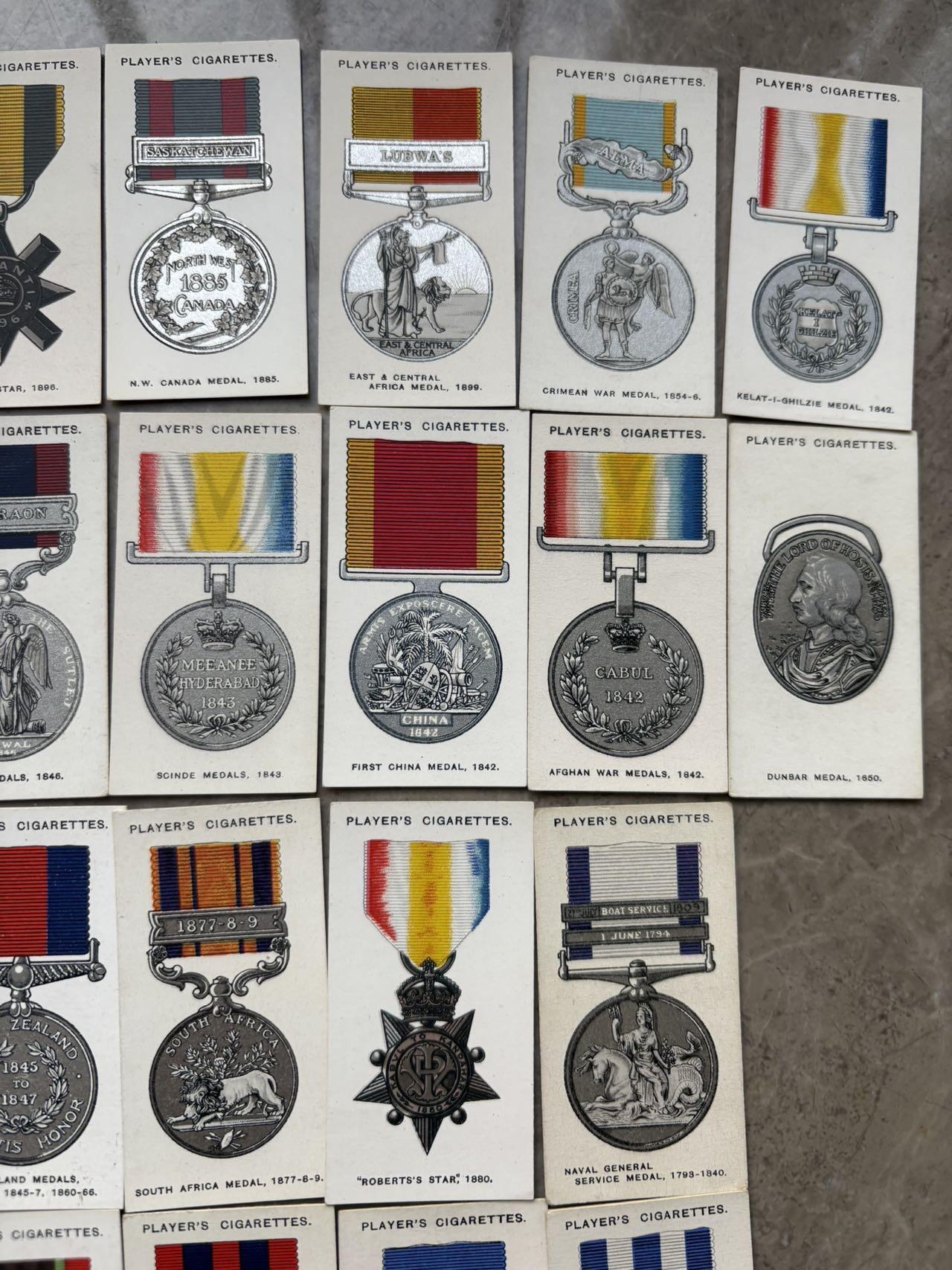 盛世勋华——号角文化勋章邮票专场拍卖第299期 英国1927年“战争勋章与奖章”系列烟卡（共50种 ），收录1815年至1927年英国及英帝国各时期军事勋章、战役奖章，包括一鸦，二鸦，庚子，西藏等，正面为勋章图案与勋带，背面附详细历史背景与授予规则。并附有详细文字介绍。