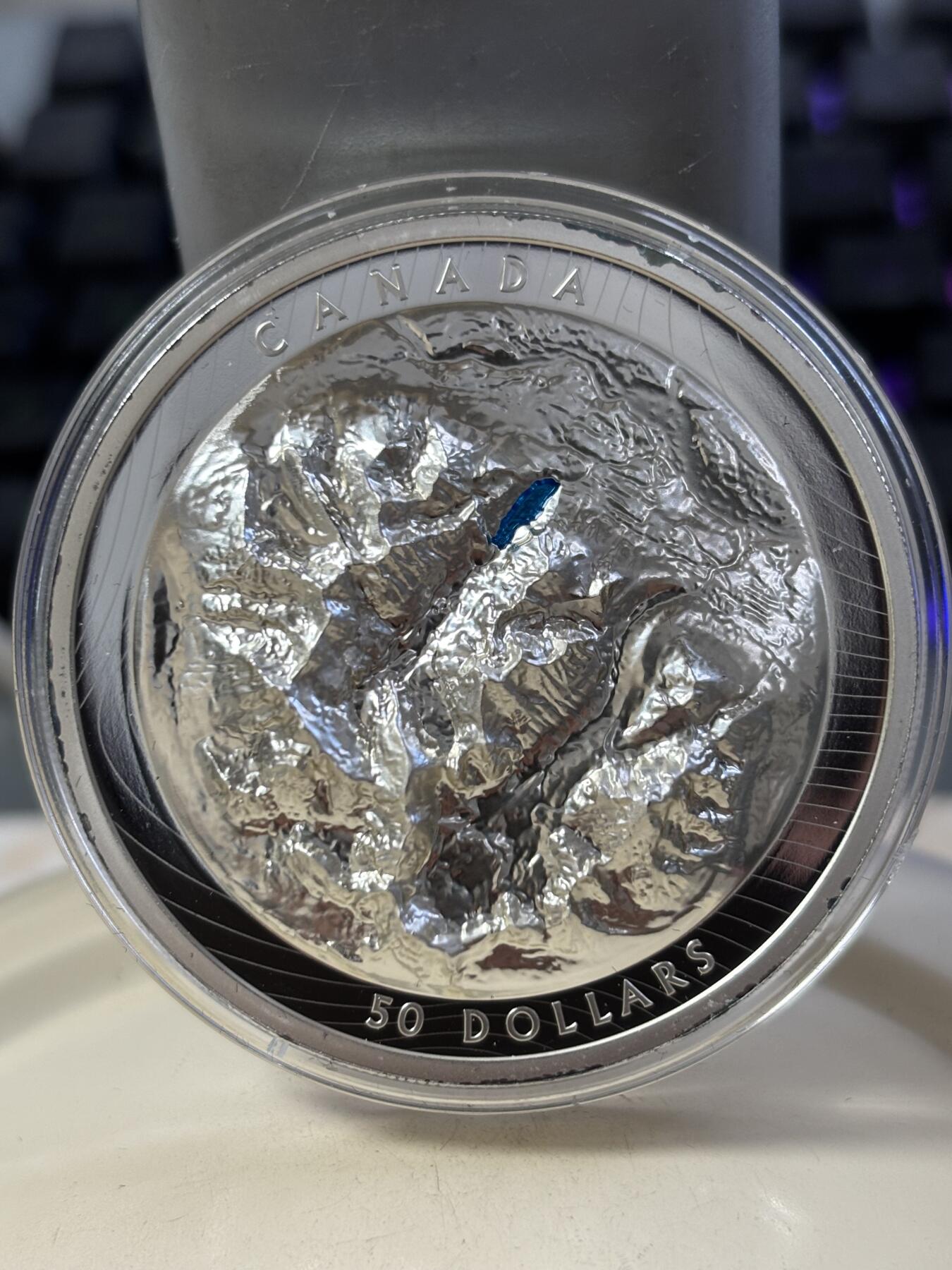 第188期拍卖 加拿大2021年落基山脉明珠路易斯湖潮高浮雕银币，9999银，82.3克，发行3000枚