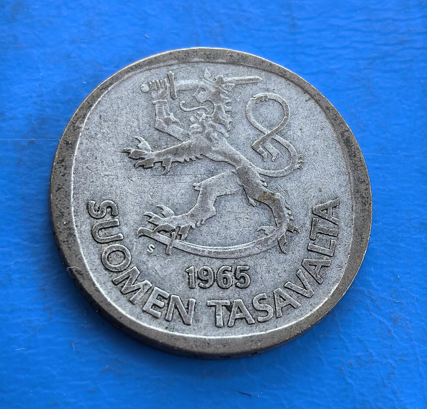 外国优质银币南亚香港苏联等专场，周六九点倒数截拍，满百包邮，持续收拍 芬兰1965年 1 马克银币，正面是芬兰国徽 “持剑雄狮” 图案，设计威严有力，尽显北欧国家的独特风格；背面是 “1” 字环以常春藤叶纹，设计清新雅致，温润包浆沉淀着冷战时期的历史底蕴，是兼具地域特色与时代记忆的收藏币种。