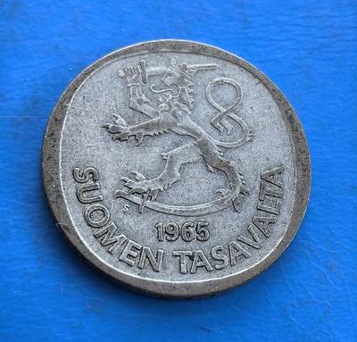 外国优质银币南亚香港苏联等专场，周六九点倒数截拍，满百包邮，持续收拍 - 芬兰1965年 1 马克银币，正面是芬兰国徽 “持剑雄狮” 图案，设计威严有力，尽显北欧国家的独特风格；背面是 “1” 字环以常春藤叶纹，设计清新雅致，温润包浆沉淀着冷战时期的历史底蕴，是兼具地域特色与时代记忆的收藏币种。
