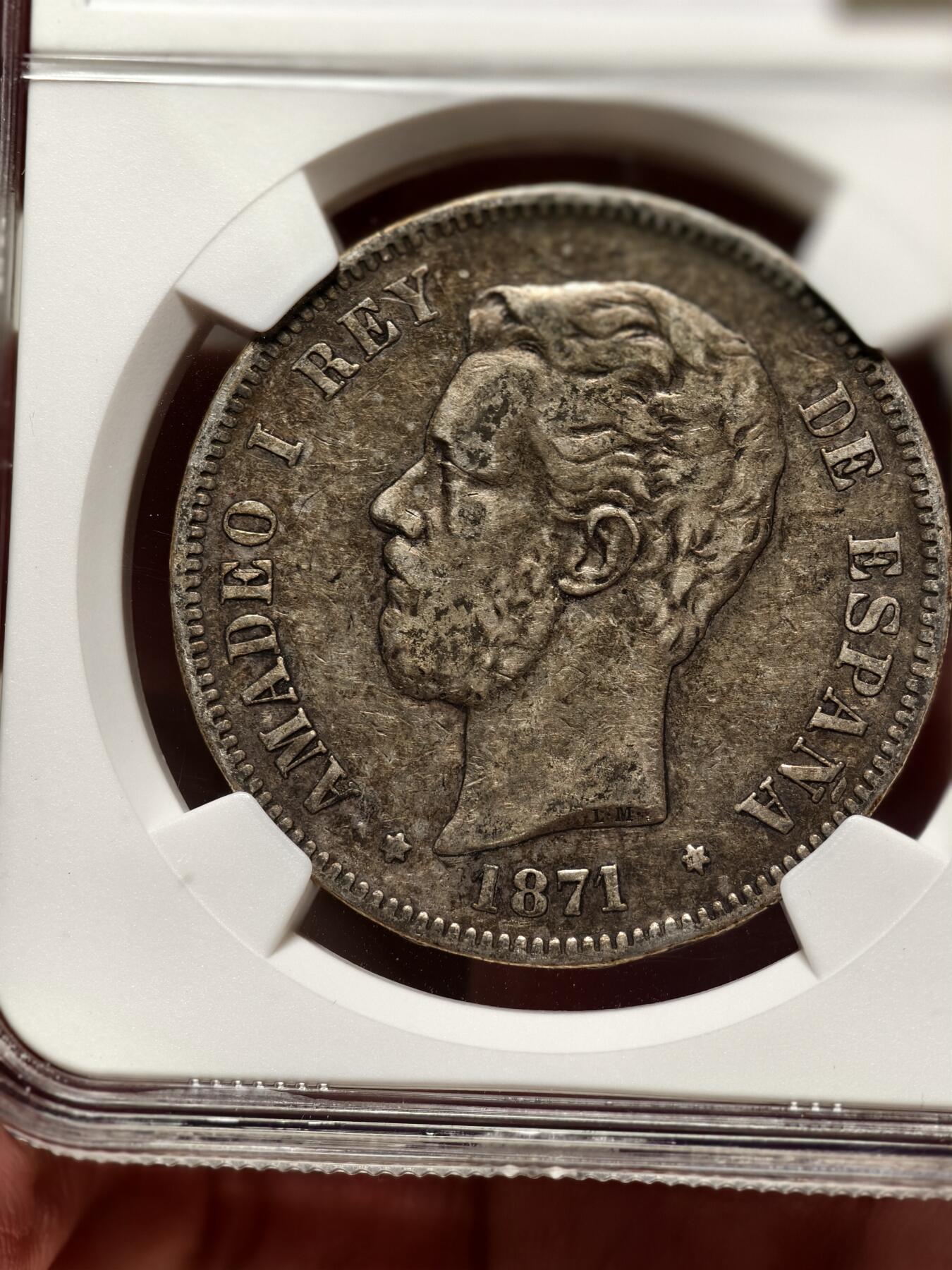 抚柳草堂-第八期章牌钱币 奖章勋章限时免佣 满百包邮 放漏专场 1871西班牙5比塞塔双柱银币 ngc xf40老包浆味道特别好 阿玛迪奥一世此人是意大利萨伏伊王朝的人在位仅两年多后背国徽中间是十字有别于波旁王朝的鸢尾花