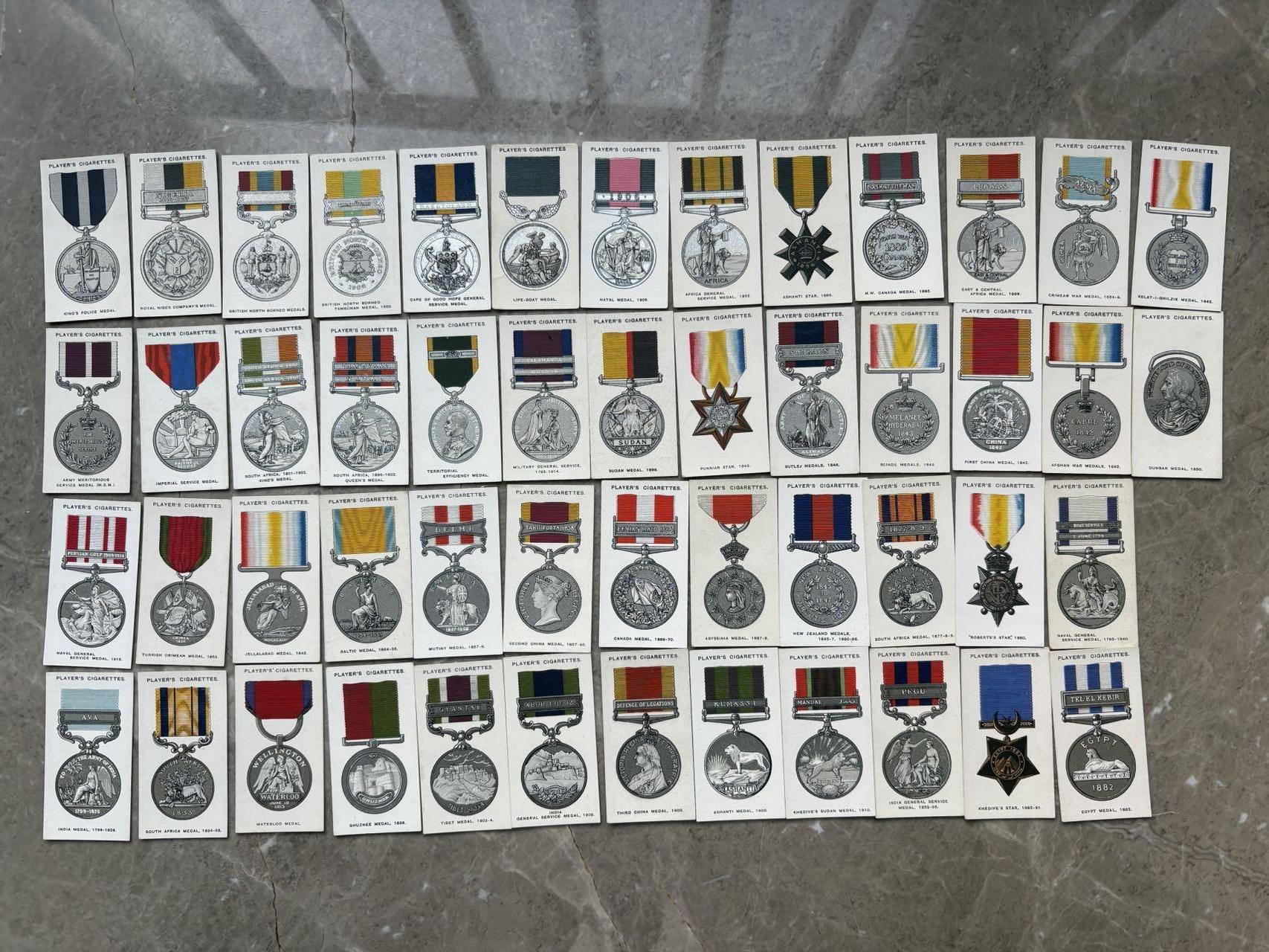 盛世勋华——号角文化勋章邮票专场拍卖第299期 英国1927年“战争勋章与奖章”系列烟卡（共50种 ），收录1815年至1927年英国及英帝国各时期军事勋章、战役奖章，包括一鸦，二鸦，庚子，西藏等，正面为勋章图案与勋带，背面附详细历史背景与授予规则。并附有详细文字介绍。