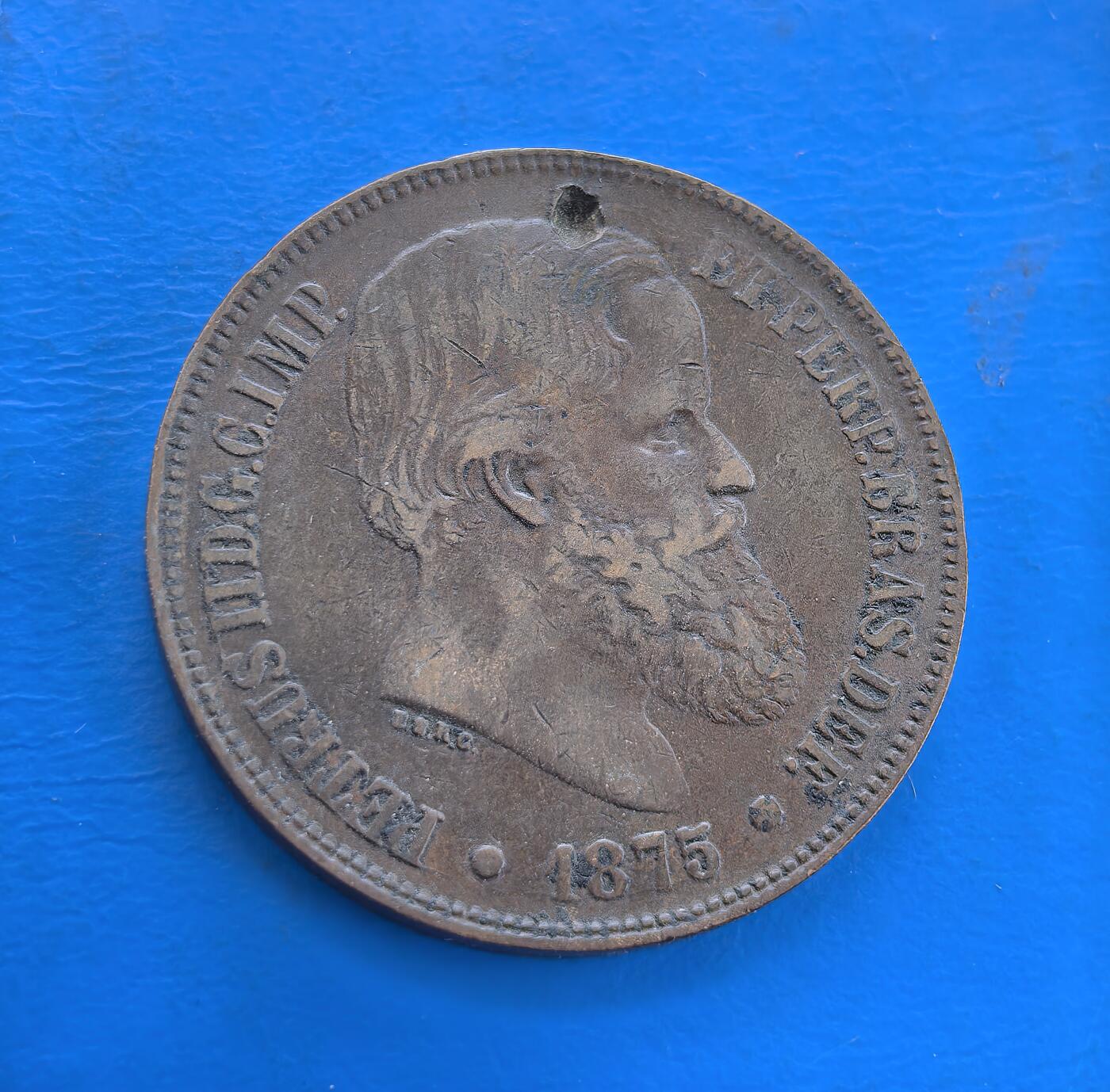 外国优质银币南亚香港苏联等专场，周六九点倒数截拍，满百包邮，持续收拍 巴西帝国1875 年 40 瑞斯铜币，正面为佩德罗二世侧面像，环刻头衔与年份；背面是带皇冠的帝国纹章，环绕面值，斑驳包浆与绿锈尽显百年沧桑，是南美帝国时代钱币收藏的代表性藏品。