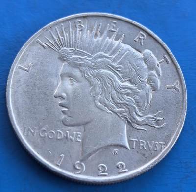 外国优质银币南亚香港苏联等专场，周六九点倒数截拍，满百包邮，持续收拍 - 美国1922 年和平银元26.7克纯银528元，正面是头戴放射状冠冕的自由女神侧面像，发丝纹理细腻；背面为伫立的雄鹰，搭配放射线条与 “PEACE” 字样，承载一战后和平愿景，百年银质包浆极具历史质感。