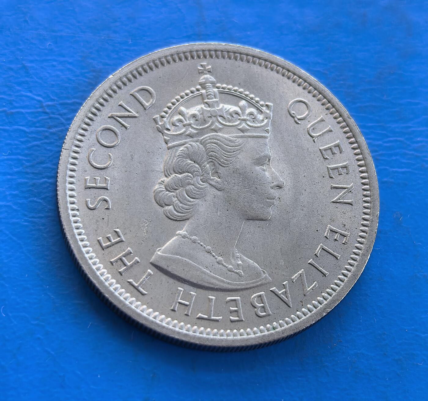 外国优质银币南亚香港苏联等专场，周六九点倒数截拍，满百包邮，持续收拍 原光1973年香港壹圆，正面为英女王伊丽莎白二世侧面像，环刻 “ELIZABETH THE SECOND QUEEN” 字样；背面是戴皇冠的狮子图案，搭配 “香港 壹圆” 字样与英文 “ONE DOLLAR”。原光包浆保留出厂光泽，见证英属香港末期货币历史，是近代殖民钱币收藏的优质品类。