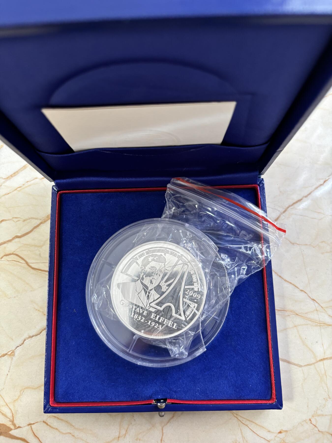 第188期拍卖 法国2009年巴黎埃菲尔铁塔120周年5盎司加厚银币，950银，163.8克，发行1000枚，塑料盒有破