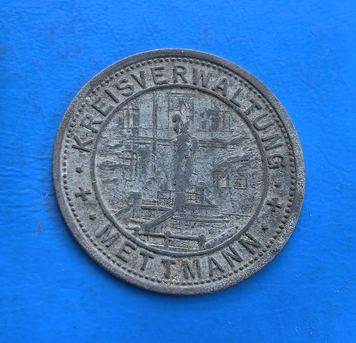 外国优质银币南亚香港苏联等专场，周六九点倒数截拍，满百包邮，持续收拍 德国1917 年梅特曼地区的 50 芬尼战争应急币，正面刻 “战争货币” 与面值年份，背面为梅特曼行政区标识及城徽图案，铅质币身的斑驳包浆，是一战德国战时经济的实物见证，极具历史研究价值。