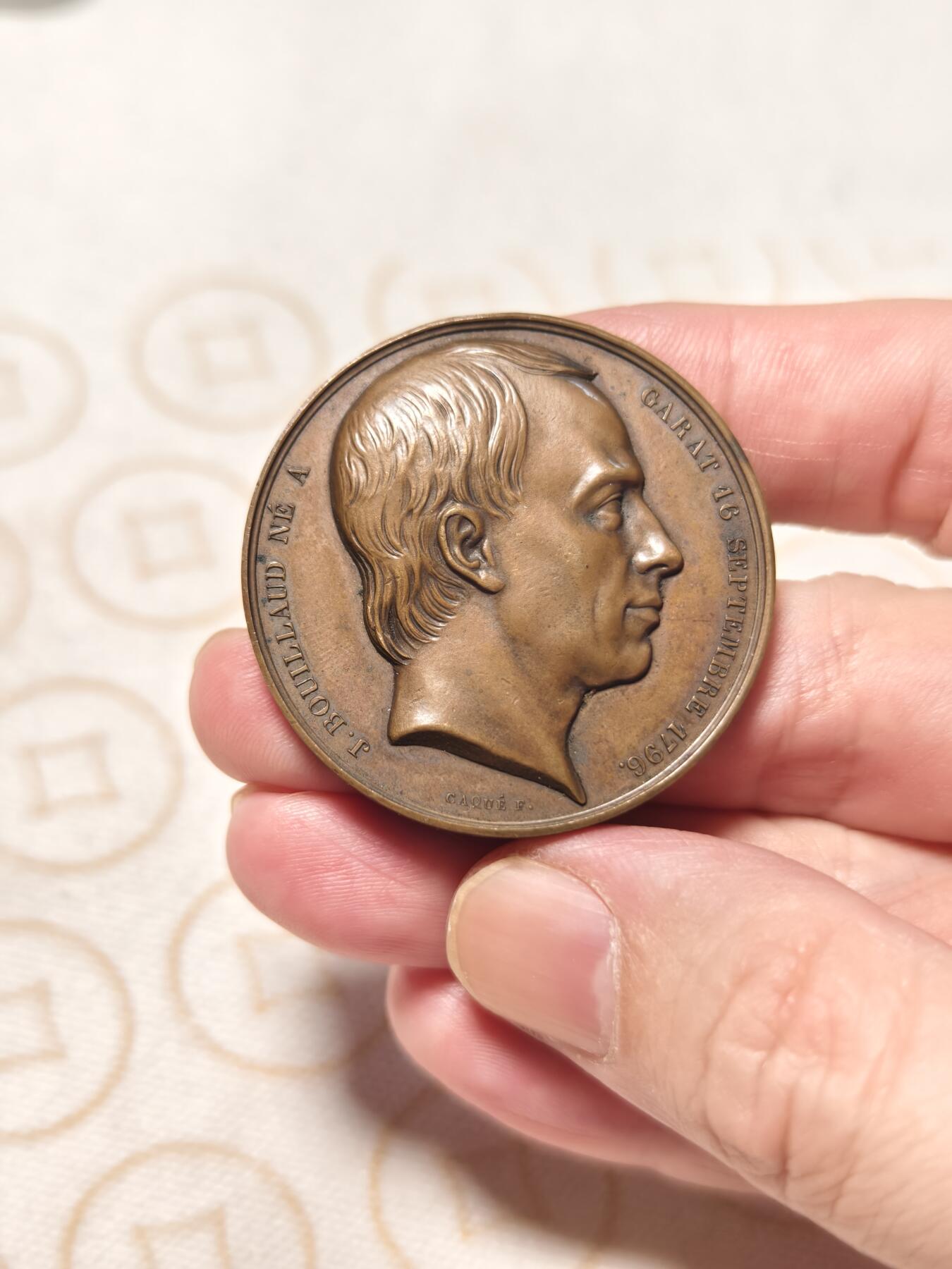 抚柳草堂-第八期章牌钱币 奖章勋章限时免佣 满百包邮 放漏专场 1838法国精确医学之父纪念铜章 高浮雕细节清晰 早期光边原铸 直径40.8mm 35g铜质 巧克力包浆状态非常好