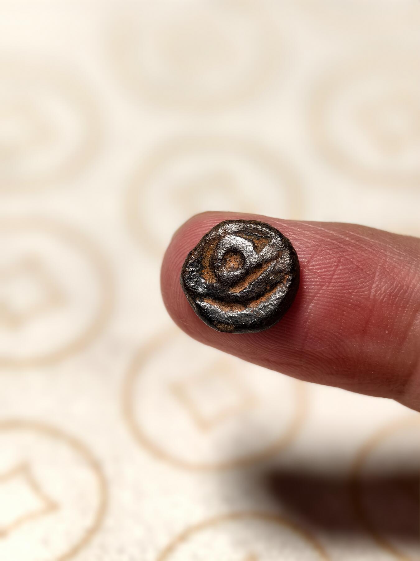 抚柳草堂-第八期章牌钱币 奖章勋章限时免佣 满百包邮 放漏专场 三佛齐王国末期至满者伯夷王国早期打制小银币 1.7g重正面有檀香花徽记，背面爪哇岛文，面值1 Unit或称Masa