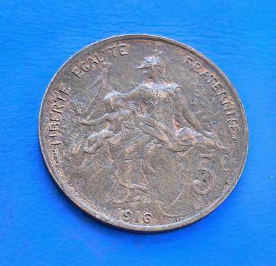 外国优质银币南亚香港苏联等专场，周六九点倒数截拍，满百包邮，持续收拍 - 带光法国1916 年5分铜币，正面是戴橄榄枝的玛丽安娜侧面像，环刻 “法兰西共和国”；背面为播种女神浮雕，环绕 “自由、平等、博爱” 箴言，醇厚包浆尽显一战时期的历史质感，是法国第三共和国钱币收藏的经典品。