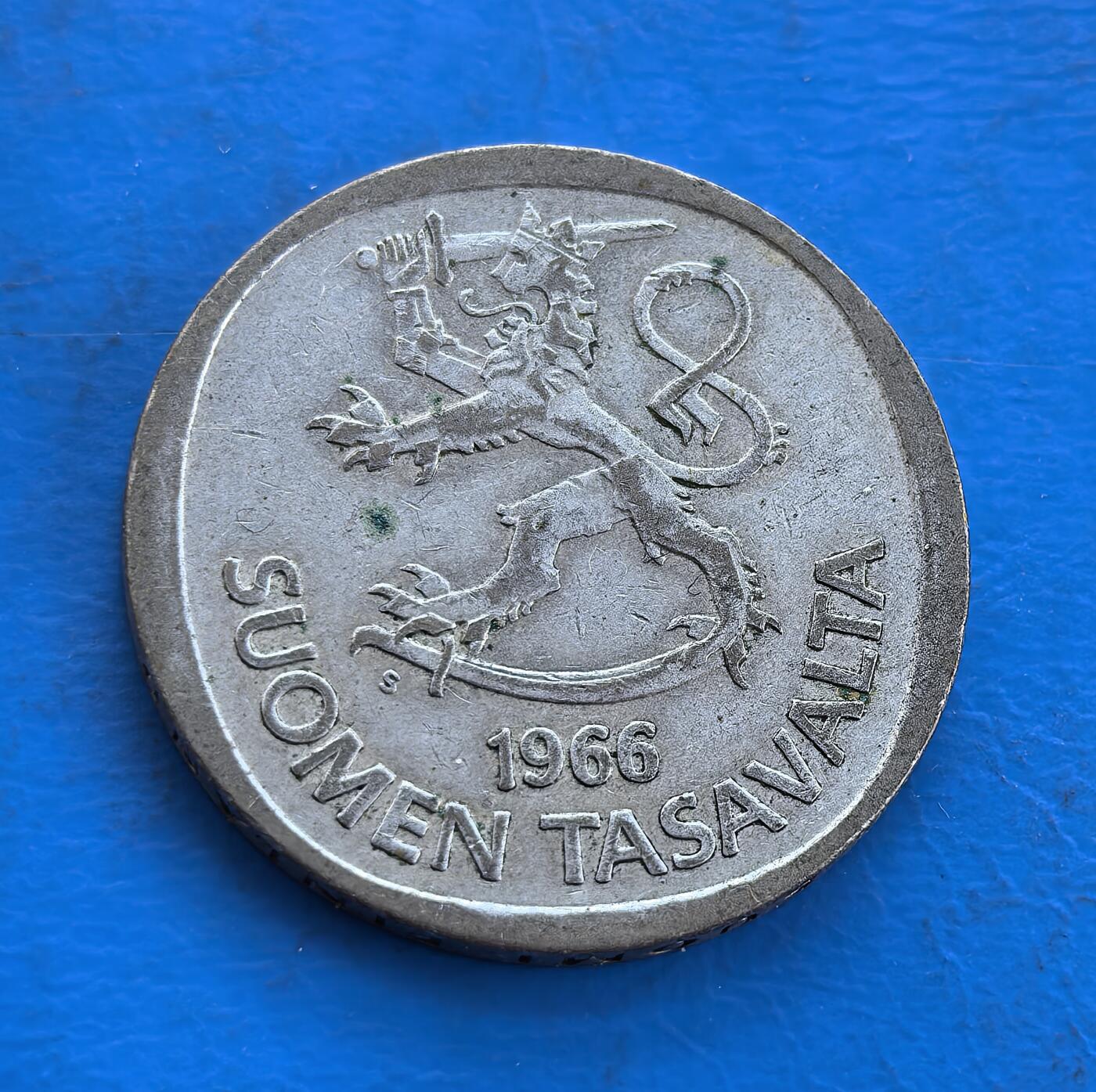 外国优质银币南亚香港苏联等专场，周六九点倒数截拍，满百包邮，持续收拍 芬兰1966年 1 马克银币，正面是芬兰国徽 “持剑雄狮” 图案，设计威严有力，尽显北欧国家的独特风格；背面是 “1” 字环以常春藤叶纹，设计清新雅致，温润包浆沉淀着冷战时期的历史底蕴，是兼具地域特色与时代记忆的收藏币种。