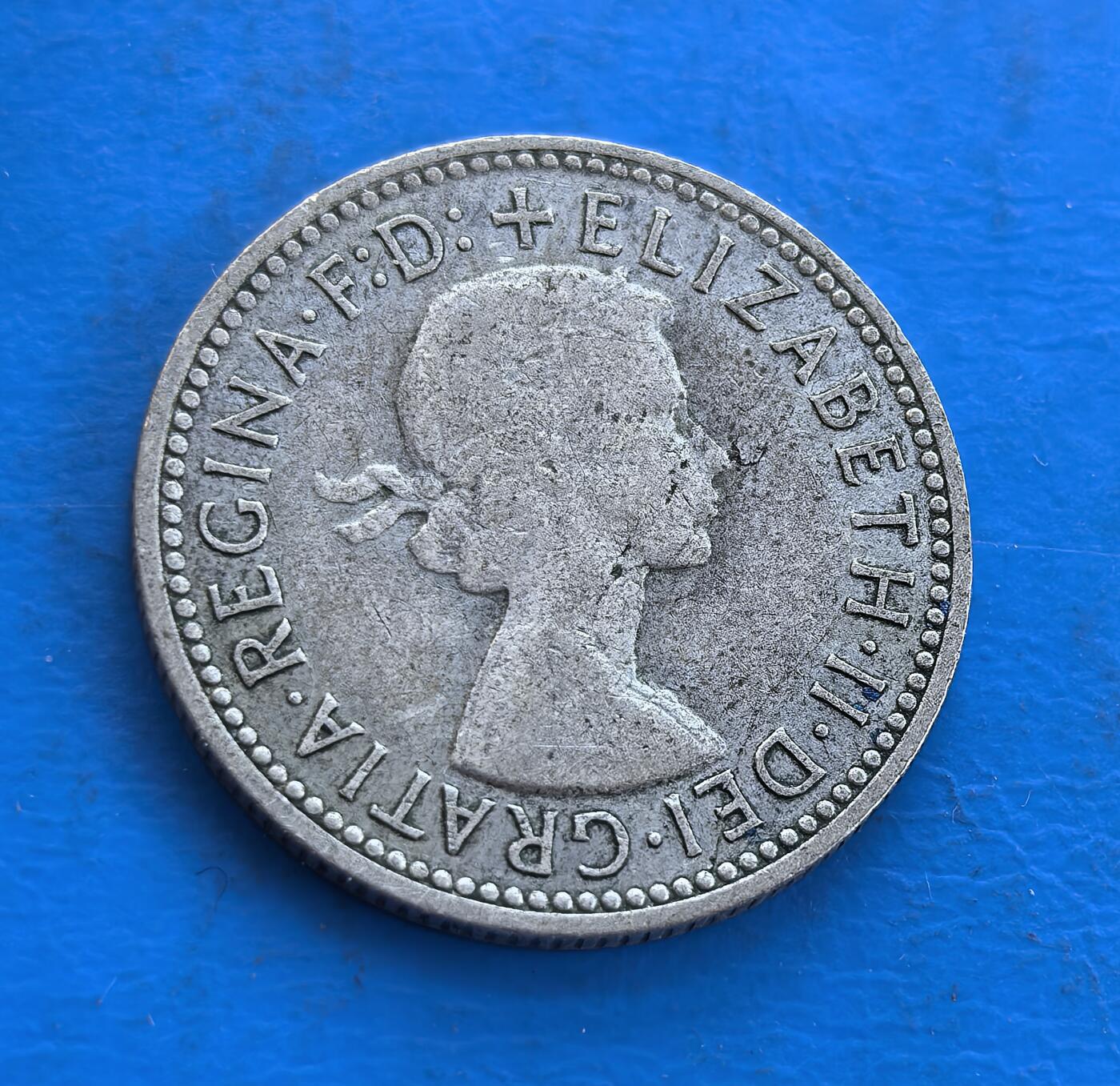 外国优质银币南亚香港苏联等专场，周六九点倒数截拍，满百包邮，持续收拍 澳大利亚1958 年伊丽莎白二世 1 先令银币，正面是女王年轻侧面像，轮廓精致优雅，尽显英联邦王室风范；背面是澳洲本土的伞蜥图案，设计独特，温润包浆沉淀着战后澳洲的历史底蕴，兼具地域特色与收藏价值。