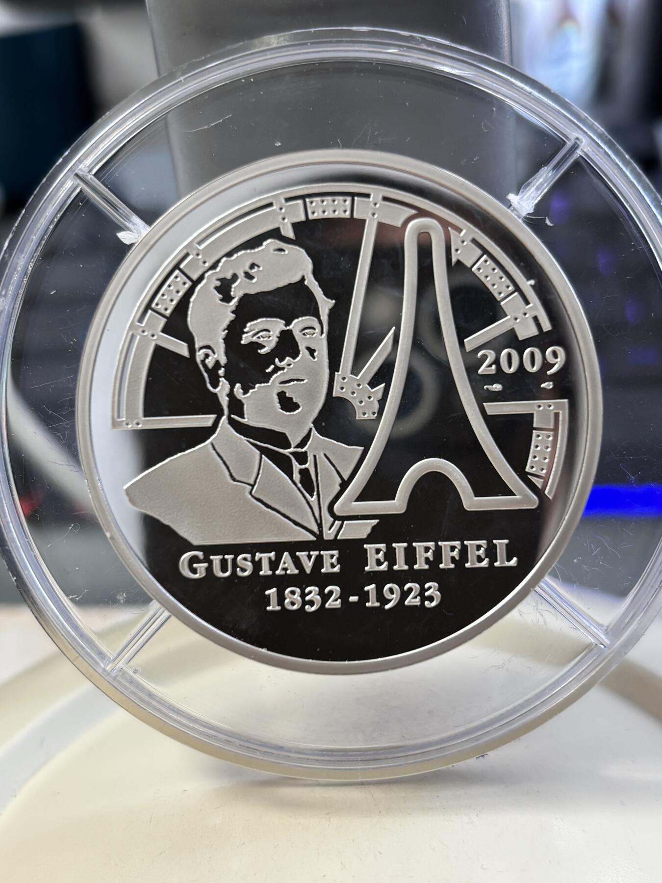 第188期拍卖 法国2009年巴黎埃菲尔铁塔120周年5盎司加厚银币，950银，163.8克，发行1000枚，塑料盒有破