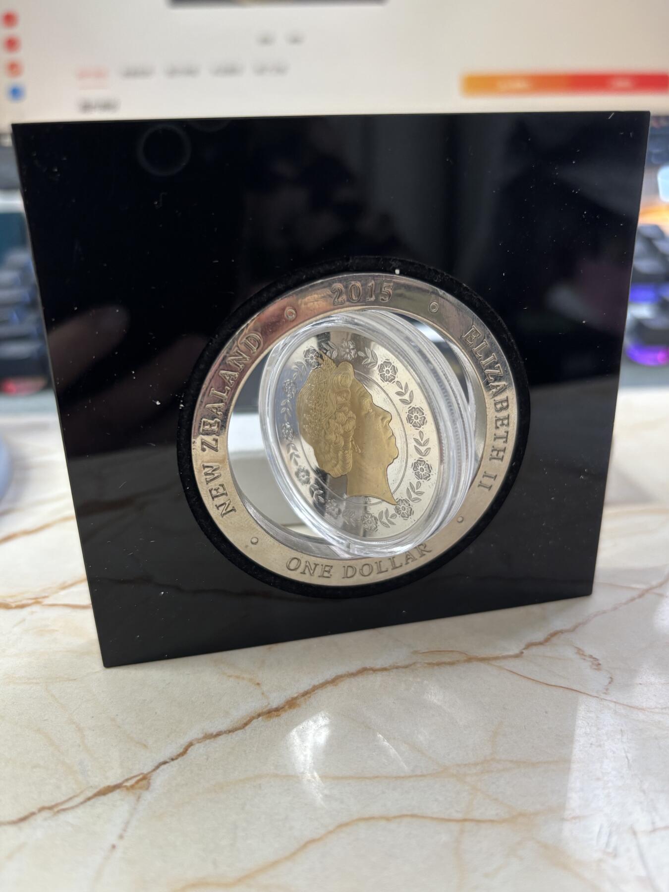 第188期拍卖 新西兰2015在位时间最长君主女王头像旋转镀金银币，999银镀金，发行2015枚