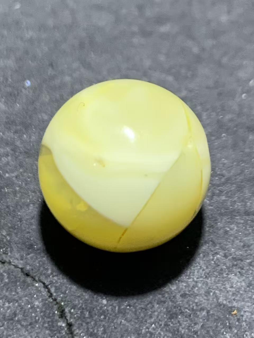 天然乌克兰原矿蜜蜡通货圆珠一颗，