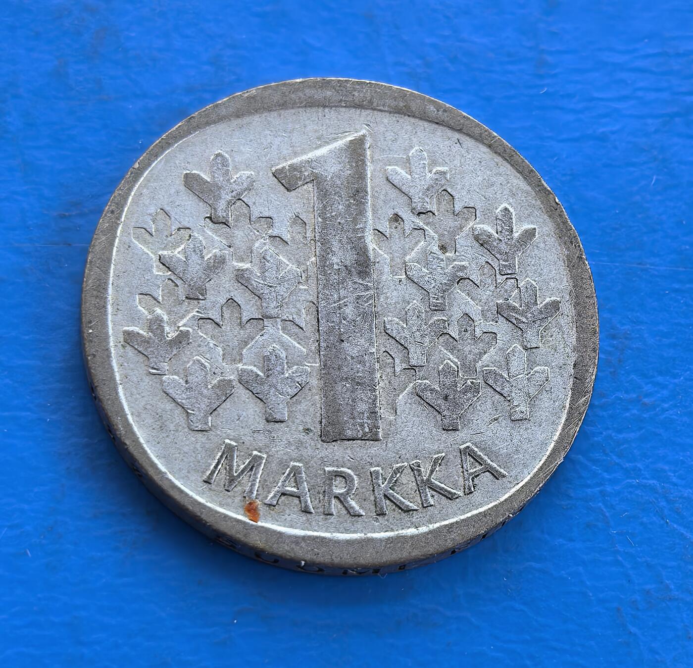 外国优质银币南亚香港苏联等专场，周六九点倒数截拍，满百包邮，持续收拍 芬兰1966年 1 马克银币，正面是芬兰国徽 “持剑雄狮” 图案，设计威严有力，尽显北欧国家的独特风格；背面是 “1” 字环以常春藤叶纹，设计清新雅致，温润包浆沉淀着冷战时期的历史底蕴，是兼具地域特色与时代记忆的收藏币种。