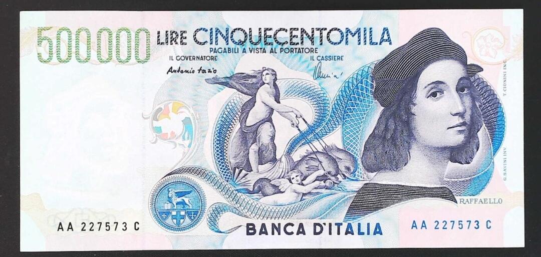 1997年意大利50万里拉 稀少AA冠 全新UNC 正面为文艺复兴时期著名画家拉斐尔及其画作《嘉拉提亚的凯旋》，描绘的是海之女神嘉拉提亚机智拒绝巨人求爱的故事；背面是拉斐尔经典画作《雅典学院》，描绘了柏拉图举办雅典学院的场景，画中柏拉图指天，亚里士多德指地。整张钞票，十分精美。