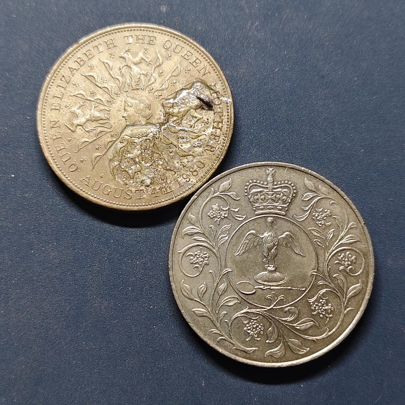 【全场包邮】纯粹捡漏拍494场 英国克朗型纪念币2枚一组